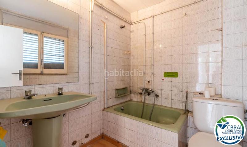 Foto def53eab-1310-4d4a-93c5-7fbe9e03f169. Casa aparellada amb aparcament a Jonquera (La)