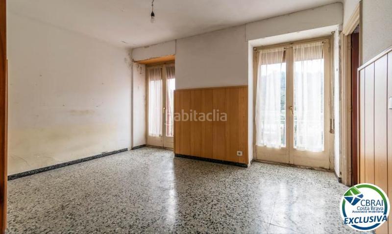 Foto ec55c035-84fc-45ec-8afc-74b245af21f4. Casa aparellada amb aparcament a Jonquera (La)