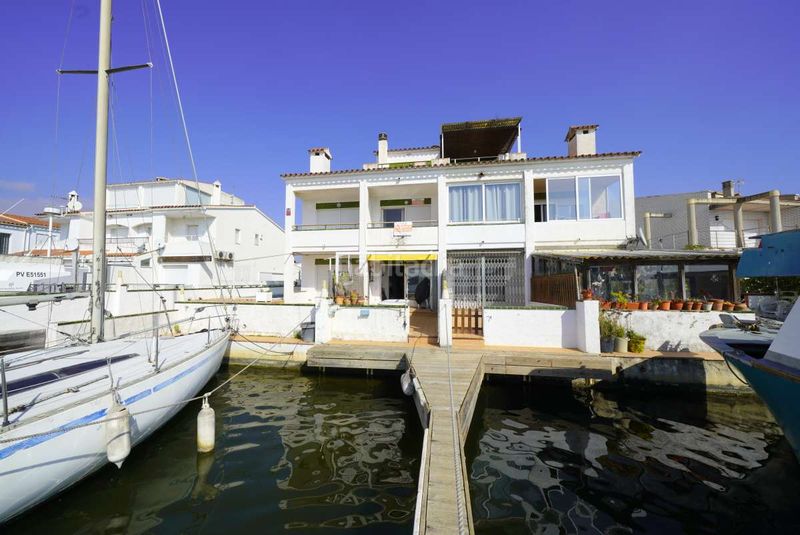 Foto 9a81d1c8-f19c-4098-ab52-cb0a83fba453. Casa aparellada amb aparcament a Santa Margarida Roses