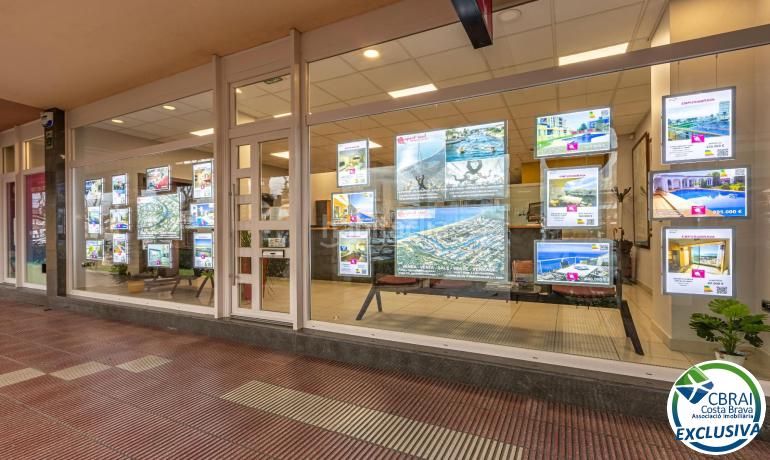 Foto e04ba62e-ff00-438a-972b-6307449d1bda. Aparcament cotxe a Palau-saverdera