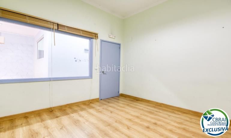 Foto d534aa46-fc76-48f4-90c8-0463cd0416f2. Local comercial a Centre Roses