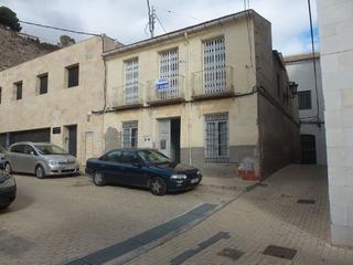 Casa a Orihuela Ciudad. A tres calles para hacerte lo que quieras