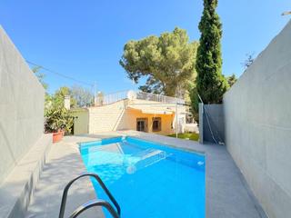 Casa en Campo Alto-Club de Campo. Encantadora casa de campo con piscina en la jaud en elda