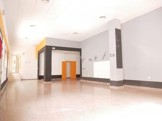 Lloguer Local Comercial a Centro. Local diáfano con altillo en la zona de la policía nacional de e