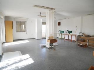 Edifici a San Crispín-Huerta Nueva-Estación. Edificio de 2 plantas y terraza en la zona de la huerta nueva