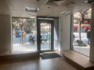 Location Local commercial  Carrer de muntaner. Local esquinero en la calle muntaner