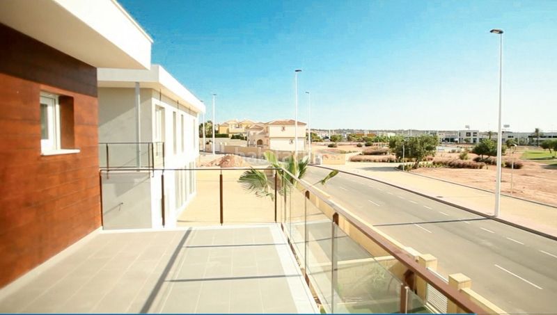 Foto ebd3b804-dc1e-4fc9-9e5c-b77b3f2ee104. Xalet amb calefacció aparcament piscina a Monte y Mar Santa Pola