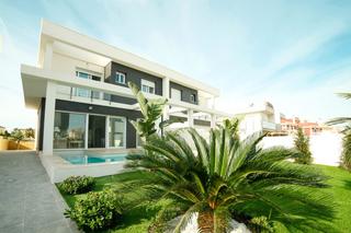 Chalet in Monte y Mar. Chalet mod. linda de 4 dormitorios con jardín parcela independie