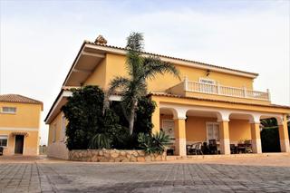 Xalet a Torrellano. Exclusivo chalet de 5 dormitorios con piscina y 2300 metros de p