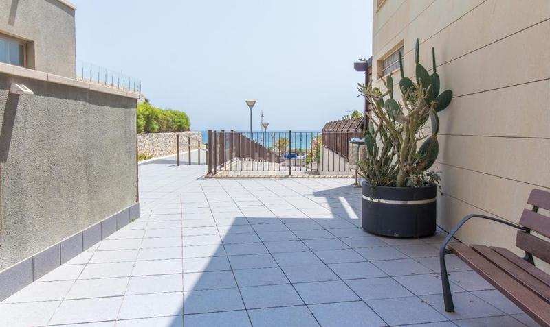 Foto 9a2fb73e-712d-4c8d-b65a-a294440f17ba. Apartamento  2 dormitorios y 2 baños gran terraza con vistas 1 linea piscina garaje y trastero en Elche / Elx