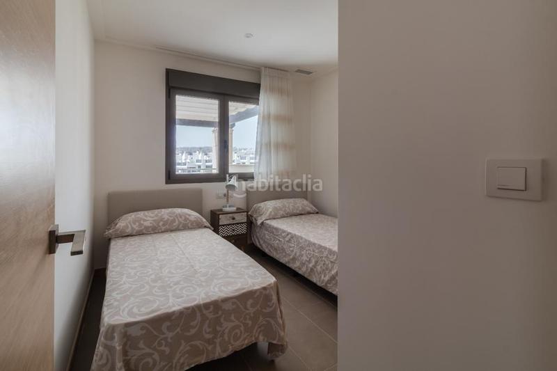 Foto c350a292-f959-4dd4-90fa-57a4bd5b348e. Apartamento  2 dormitorios y 2 baños gran terraza con vistas 1 linea piscina garaje y trastero en Elche / Elx