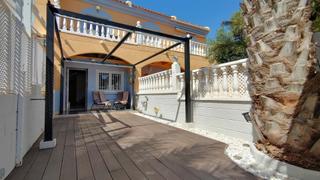 Casa a Los Arenales del Sol. Bungalow duplex reformado de 2 dormitorios con jardines y terraz