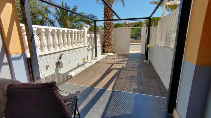 Foto 3f8d045c-ad8e-4e72-892c-aac509dd9eca. Casa bungalow duplex reformado de 2 dormitorios con jardines y terrazas en urb. con piscina y vistas en Elche / Elx