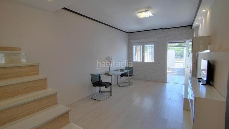 Foto 4099d6f4-1a8d-40d6-9932-20c611ec1487. Casa bungalow duplex reformado de 2 dormitorios con jardines y terrazas en urb. con piscina y vistas en Elche / Elx