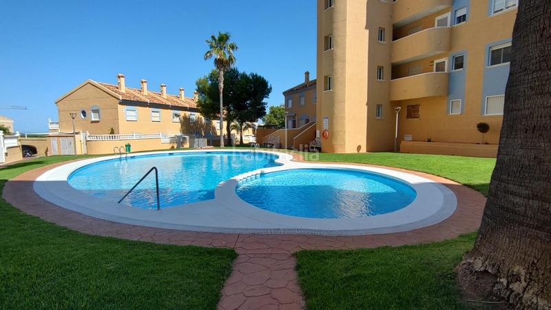Foto 534c699e-d796-40a0-a6eb-ed9ad4853932. Casa bungalow duplex reformado de 2 dormitorios con jardines y terrazas en urb. con piscina y vistas en Elche / Elx
