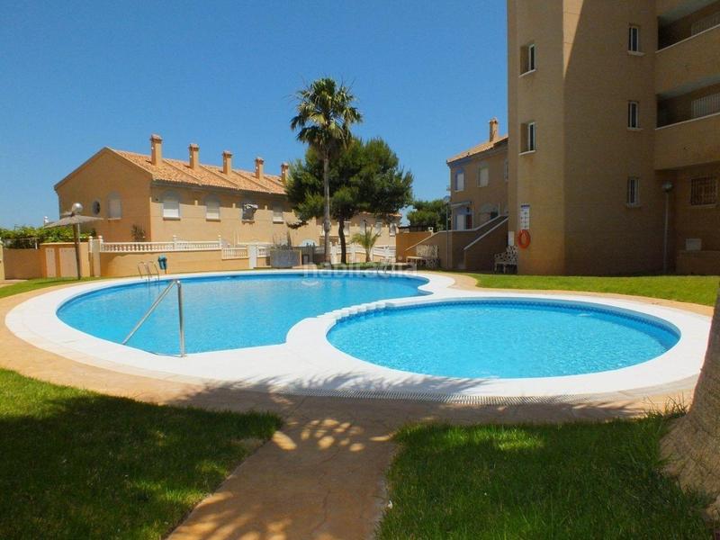 Foto 6fd1f0bc-3129-4f88-9624-f0ce9dbe2408. Casa bungalow duplex reformado de 2 dormitorios con jardines y terrazas en urb. con piscina y vistas en Elche / Elx