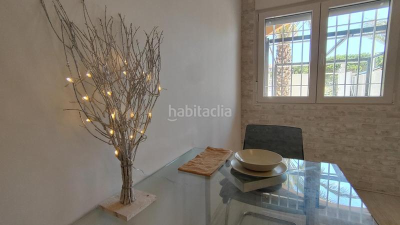 Foto a1beeb5f-2a85-44f4-903e-6df3cf66fe53. Casa bungalow duplex reformado de 2 dormitorios con jardines y terrazas en urb. con piscina y vistas en Elche / Elx