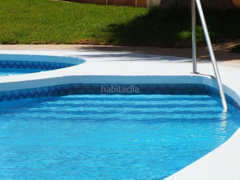 Foto b8dfb0a0-b1fa-42a8-bd1b-08ed2a2e4ea7. Casa bungalow duplex reformado de 2 dormitorios con jardines y terrazas en urb. con piscina y vistas en Elche / Elx