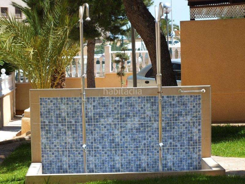 Foto c55d624e-2147-4cf2-9f51-8e61583f5f99. Casa bungalow duplex reformado de 2 dormitorios con jardines y terrazas en urb. con piscina y vistas en Elche / Elx