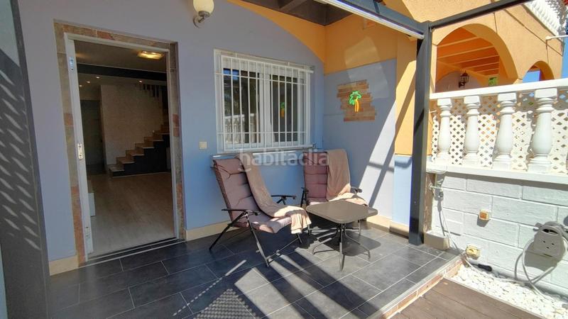 Foto d224860a-d9c7-4d22-8659-a8be68bf1713. Casa bungalow duplex reformado de 2 dormitorios con jardines y terrazas en urb. con piscina y vistas en Elche / Elx