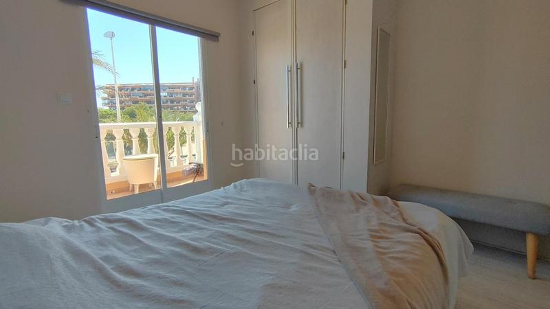 Foto d620a4a5-cc4b-4f51-bf3c-a3ff579afd0a. Casa bungalow duplex reformado de 2 dormitorios con jardines y terrazas en urb. con piscina y vistas en Elche / Elx