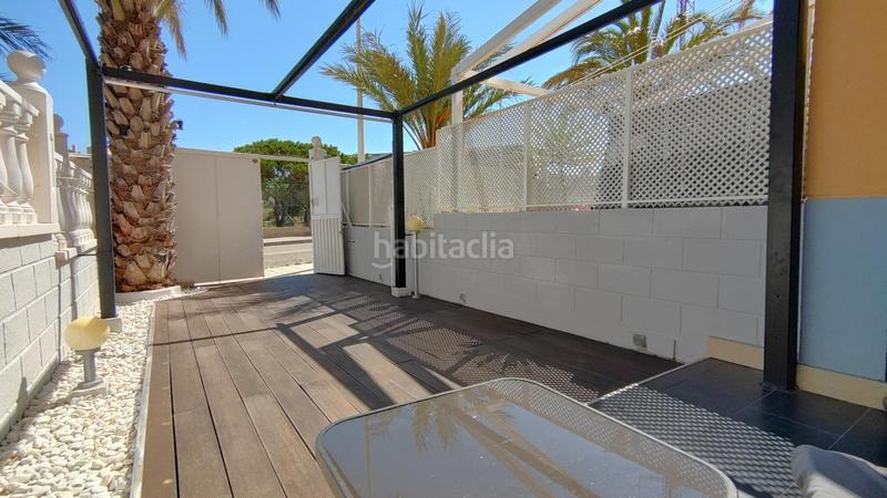 Foto f75b8853-e895-452a-a645-f1707e7fcf19. Casa bungalow duplex reformado de 2 dormitorios con jardines y terrazas en urb. con piscina y vistas en Elche / Elx