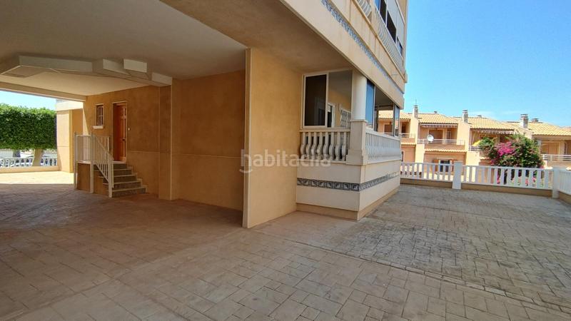 Foto 29ce4859-4f73-4142-95c8-05648c0f9249. Apartamento  bajo esquina de 2 dorm en urb con piscina y terraza y entrada independiente de la escalera común en Elche / Elx