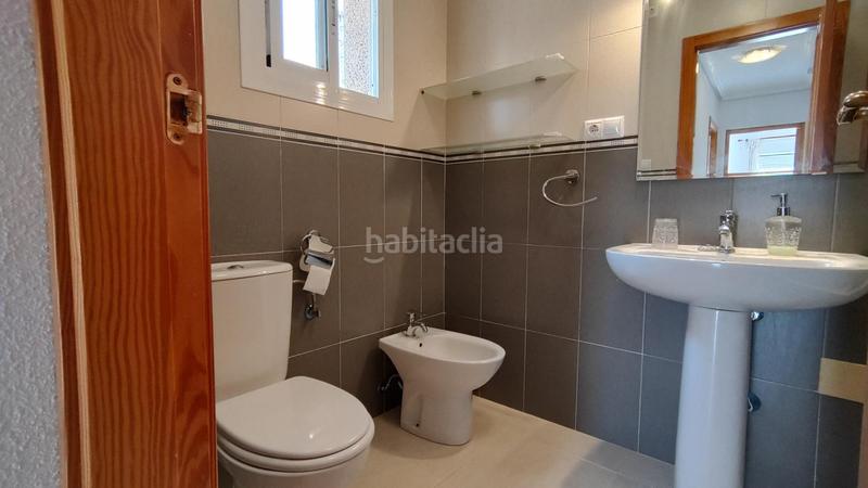 Foto 7102f4c9-c9a8-47ba-97cf-daeafbc17d7f. Dúplex  3 dormitorios y 2 baños con solarium y sótano en urb con piscina comunitaria en gran alacant en Santa Pola