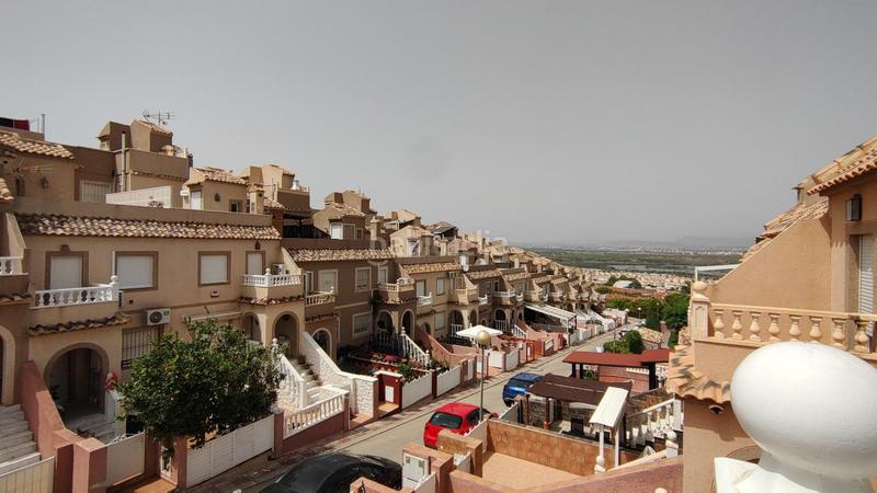 Foto b1ce02cb-9e52-402c-b5ce-92079e905a06. Dúplex  3 dormitorios y 2 baños con solarium y sótano en urb con piscina comunitaria en gran alacant en Santa Pola