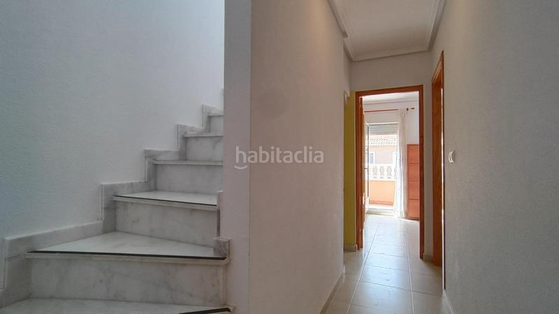 Foto ed9bdce9-bec7-441b-b35f-22e69a9fcc4e. Dúplex  3 dormitorios y 2 baños con solarium y sótano en urb con piscina comunitaria en gran alacant en Santa Pola