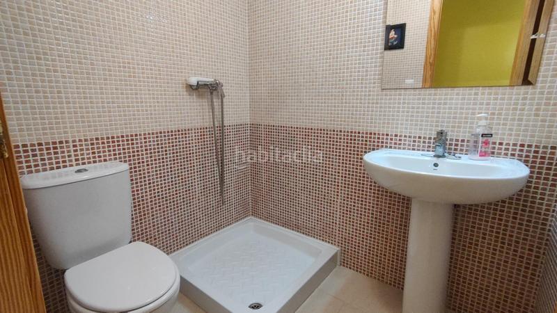 Foto ef2a1356-b47b-43d2-a57b-94db04aece6d. Dúplex  3 dormitorios y 2 baños con solarium y sótano en urb con piscina comunitaria en gran alacant en Santa Pola