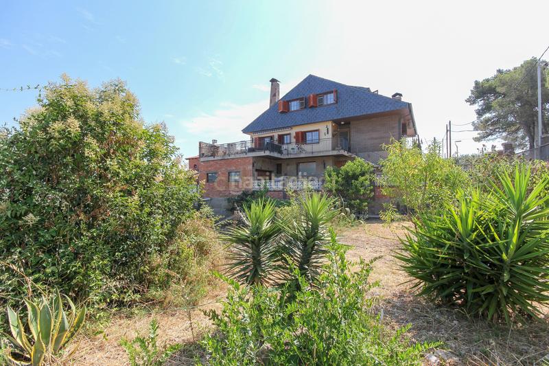 Foto 21b642dd-8367-4413-8696-67c50d8a4ef2. Casa en avinguda de la font casa independiente con gran jardín y dos viviendas ideal para dos familias en Cervelló
