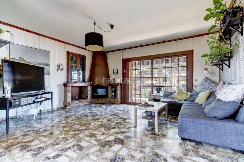 Foto a60aaff5-bcf7-4582-91a9-04aeb621431e. Casa en avinguda de la font casa independiente con gran jardín y dos viviendas ideal para dos familias en Cervelló
