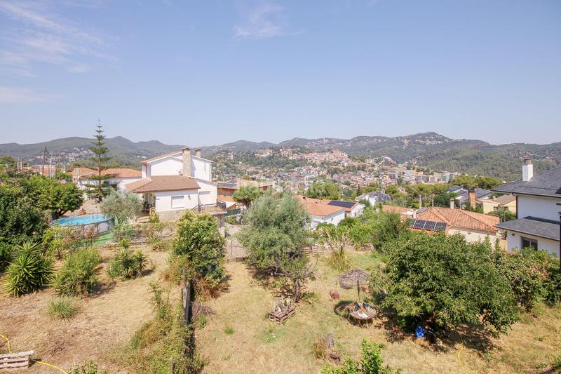 Foto cf57c3a1-89c6-4a83-a7bb-93f62c539af5. Casa en avinguda de la font casa independiente con gran jardín y dos viviendas ideal para dos familias en Cervelló