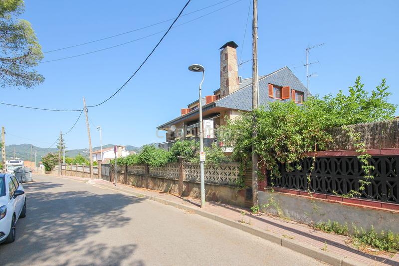 Foto f0a7c894-42c1-4676-b174-9d06129565a2. Casa en avinguda de la font casa independiente con gran jardín y dos viviendas ideal para dos familias en Cervelló