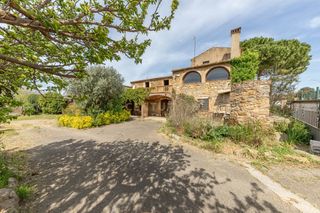 Casa in Carrer jaume ii, 47, la bisbal d'empordà, spain 47. Gran oportunidad de inversión en el corazón del empordà!