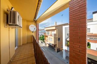 Maison jumelée à Carrer de folch i torres, 96, lliçà d'amunt, spain 96. Casa adosada en el centro de lliçà damunt