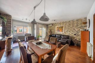 Maison jumelée à Carrer de folch i torres, 96, lliçà d'amunt, spain 96. Casa adosada en el centro de lliçà damunt