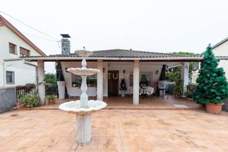 Maison à Carrer de la selva, 27, 08186 lliçà d'amunt, spain 27. Casa independiente con piscina y amplios espacios en cal artigue