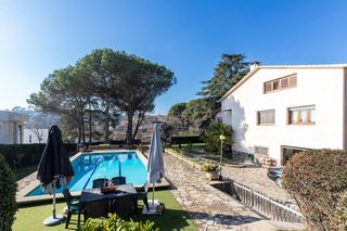 Chalet in Carrer de les orenetes, 35, lliçà d'amunt, spain 35. Hay casas bonitas... y luego están las que te hacen imaginar una