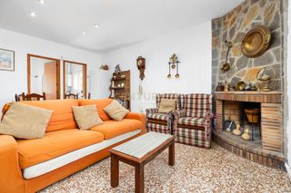 House in Carrer pais basc, el mirador del penedès, spain 39-40. Casa con dos terrenos edificables en zona asfaltada del mirador