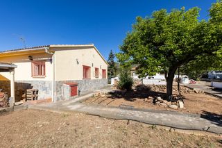 Maison à Carrer pais basc, el mirador del penedès, spain 39-40. Casa con dos terrenos edificables en zona asfaltada del mirador
