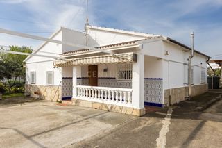 House  Avinguda de la juncosa, 42, el mirador del penedès, spain 42. Casa en una planta con parcela de 1100 m en mirador del penedès