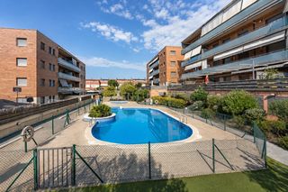 Pis a Carrer del pedraforca, 13, parets del vallès, spain 11-13. Piso de 4 habitaciones con piscina, parking y trastero en parets