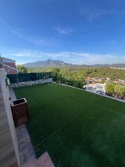 Casa  Carrer d'anselm clavé, 28, 08292 esparreguera, spain. Un pequeño refugio con el montserrat como telón de fondo