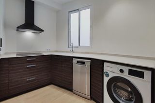 Location Appartement  Calle maestro sosa. Alquiler piso reformado junto a la estación del ave