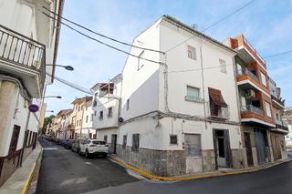 Masia a Bolbaite. Casa esquinera con esencia y gran potencial en el corazón de bol