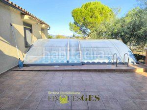 Foto dd986638-fa7d-47f5-b913-06f578fbe33a. Masia amb xemeneia piscina a Milà (El)