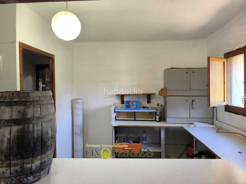 Foto 18749d8a-5e10-44dd-bd92-3485a66f67c0. Masia amb xemeneia aparcament a Valls