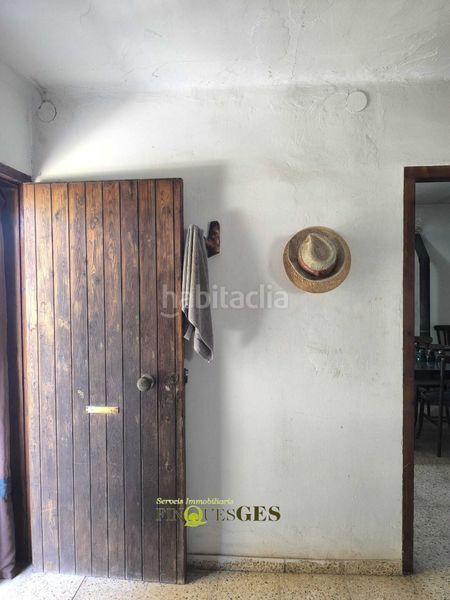 Foto 2dbd3022-b275-4224-bd91-81a4ae1066ac. Masia amb xemeneia aparcament a Valls